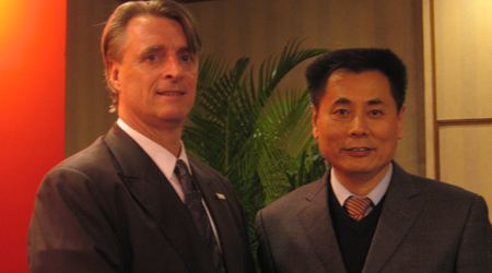 世貿通集團董事長Winner Xing博士與美國賓州商務部副部長J.Mickey Rowley先生合影