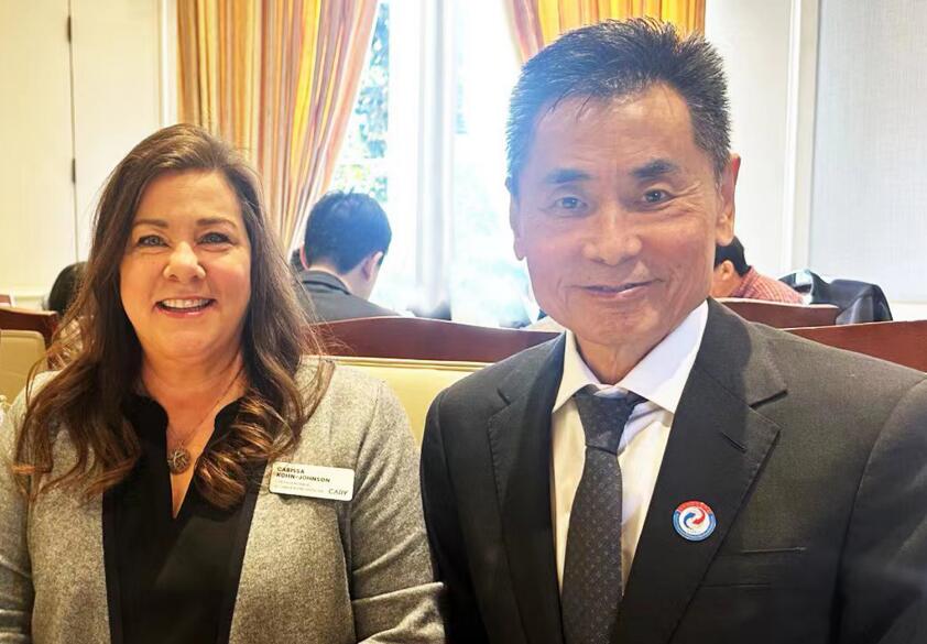 世贸通集团董事长Winner Xing博士会见美国Cary市议长Carissa Johnson女士并合影